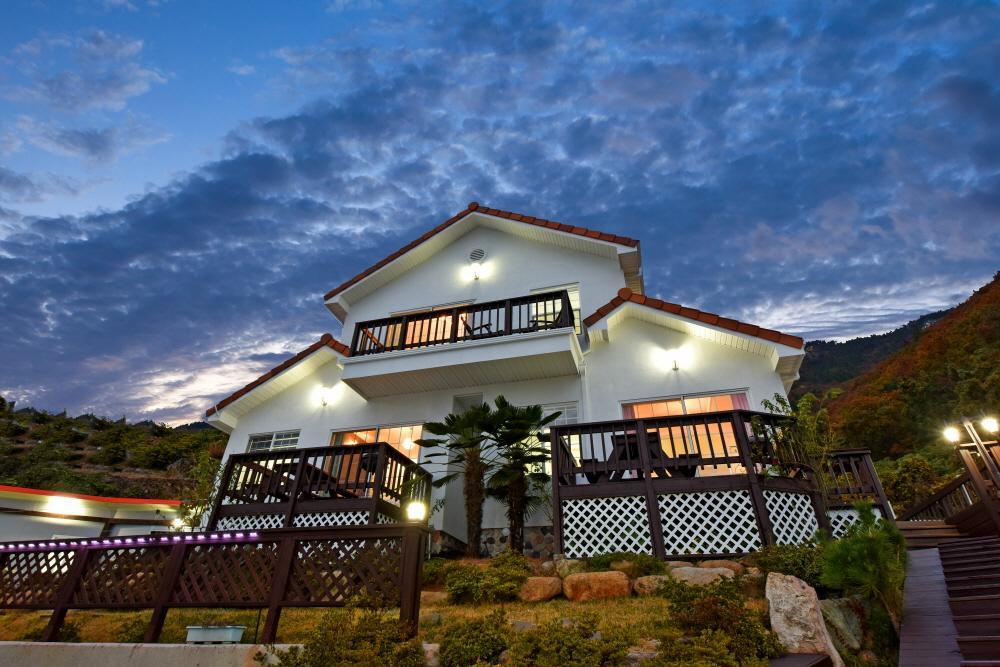 Namhae Bluemare Pension Екстер'єр фото